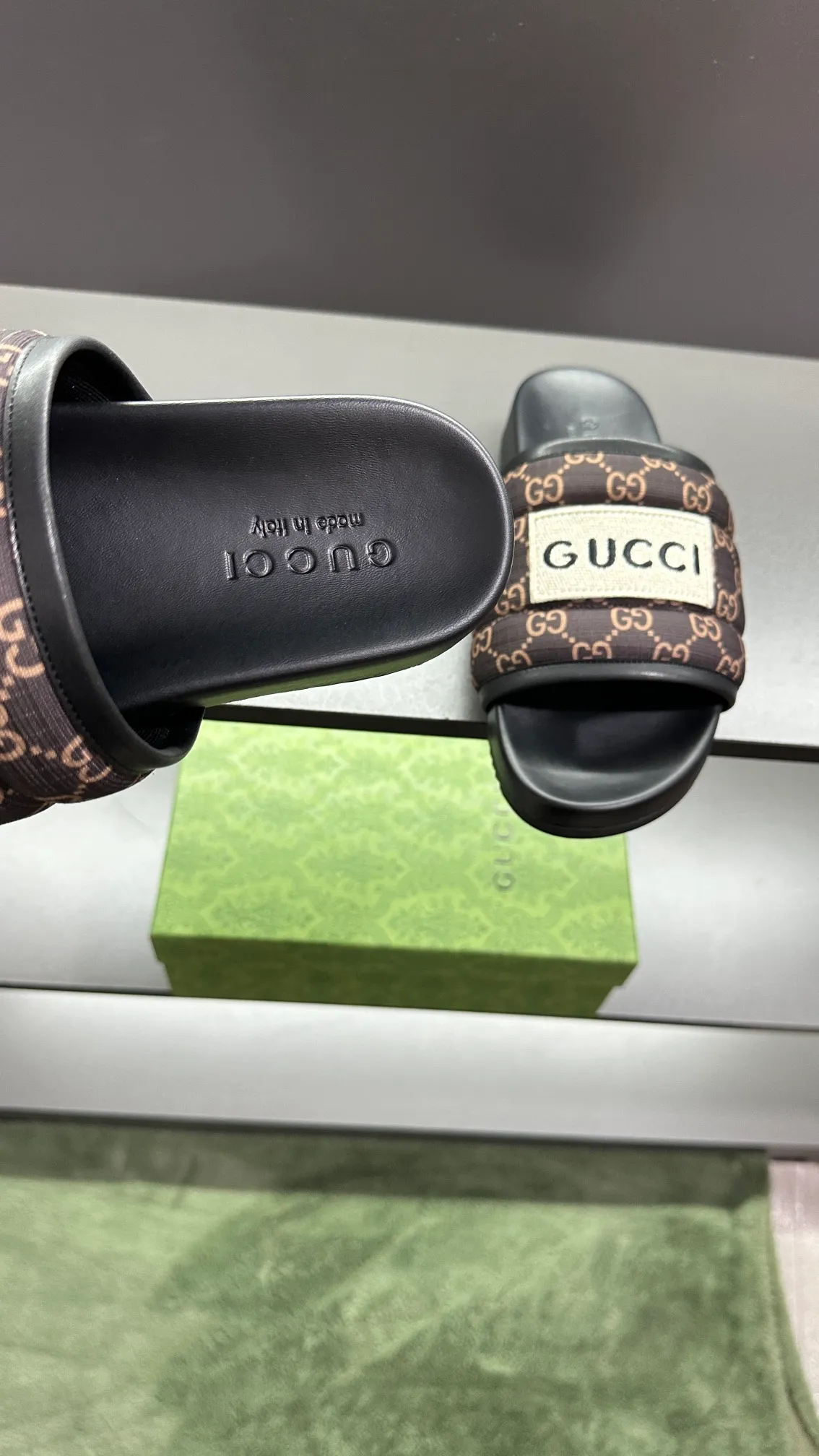 [G Family Couple Style] P: 300💰Female size 36~40 Men's size 39~45, (46. Custom-made Unisex GG slippers This slipper is made of GG polyester fiber and is decorated with a Gucci label on the front, adding a striking logo feel to the style. Beige GG recycled polyester fiber Unisex leather trim "Gucci Made in Italy" embroidered label Rubber sole Flat Made in Italy